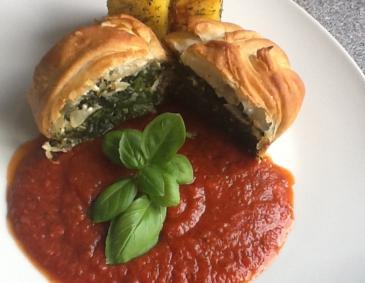 Spinat-Feta Päckchen mit Thymiankartoffeln Spinat-Feta Päckchen mit Thymiankartoffeln