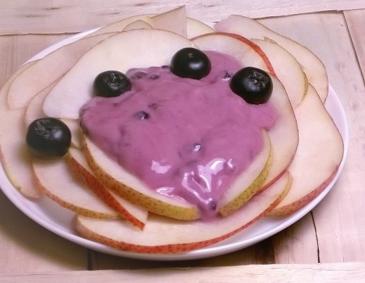Heidelbeerjoghurt auf Birnensalat Heidelbeerjoghurt auf Birnensalat