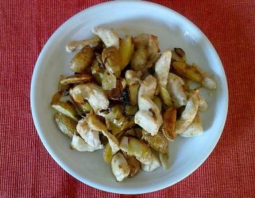 Zwiebelkartoffeln mit Hühnerstreifen aus der Heißluftfriteuse Zwiebelkartoffeln mit Hühnerstreifen aus der Heißluftfriteuse