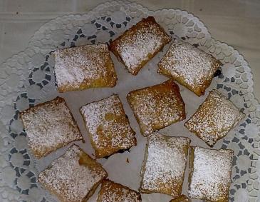 Topfenblätterteigtaschen mit Zwetschkenmus Topfenblätterteigtaschen mit Zwetschkenmus