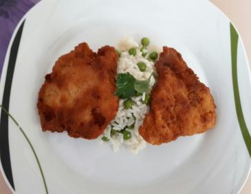 Gebackenes Hühnerschnitzel auf Erbsenreis Gebackenes Hühnerschnitzel auf Erbsenreis