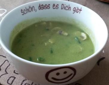 Scharfe Brokkoli-Sellerie-Kichererbsensuppe Scharfe Brokkoli-Sellerie-Kichererbsensuppe