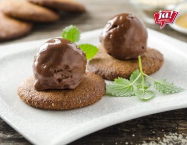 Mandel-Kardamom-Cookies mit veganem Schokoladeneis Mandel-Kardamom-Cookies mit veganem Schokoladeneis