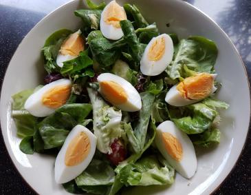 Knackiger Salat mit Ei Knackiger Salat mit Ei