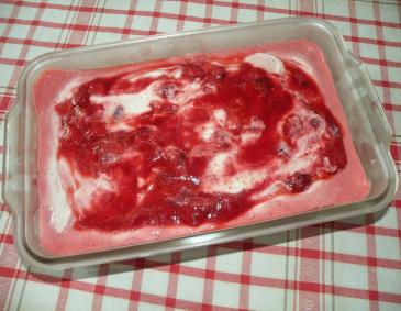 Erdbeer-Mascarpone-Creme mit Biskotten Erdbeer-Mascarpone-Creme mit Biskotten