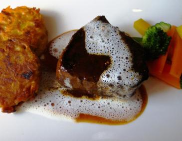 Rumpsteak mit Erdapfel-Karotten-Rösti Rumpsteak mit Erdapfel-Karotten-Rösti