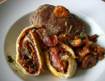Gschmackiger Lauchstrudel mit Speck Gschmackiger Lauchstrudel mit Speck
