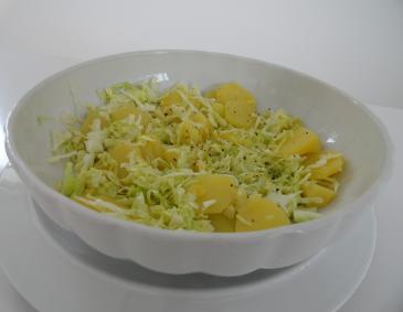 Warmer Krautsalat mit Kartoffelscheiben Warmer Krautsalat mit Kartoffelscheiben