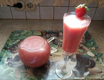 Erfrischender Erdbeer-Wassermelonen-Drink Erfrischender Erdbeer-Wassermelonen-Drink