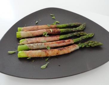 Gebratener grüner Spargel mit Schinken Gebratener grüner Spargel mit Schinken