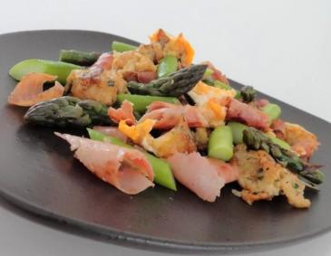Geröstete Knödel mit Schinken, Ei und Spargel Geröstete Knödel mit Schinken, Ei und Spargel