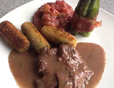 Rehschnitzel in Rotweinsauce mit Spinatkroketten und grünem Spargel Rehschnitzel in Rotweinsauce mit Spinatkroketten und grünem Spargel