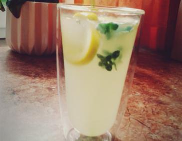 Erfrischende Ingwerlimonade schnell gemacht Erfrischende Ingwerlimonade schnell gemacht