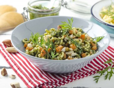 Nudelsalat mit Karottengrün-Rucolapesto Nudelsalat mit Karottengrün-Rucolapesto