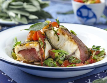 Saltimbocca vom Waller mit gegrillter Tomatensalsa Saltimbocca vom Waller mit gegrillter Tomatensalsa
