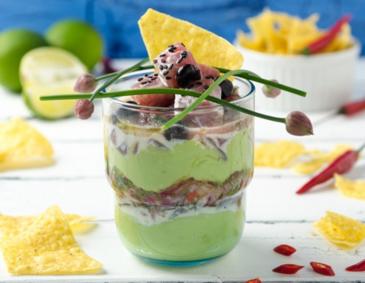 Wolfsbarsch-Ceviche mit Avocado, Zwiebel-Kardamom-Salsa und Tortilla-Chips Wolfsbarsch-Ceviche mit Avocado, Zwiebel-Kardamom-Salsa und Tortilla-Chips