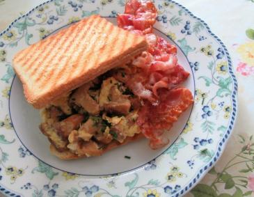 Toast mit Eierschwammerl-Rührei und Speck Toast mit Eierschwammerl-Rührei und Speck