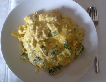 Zucchini-Lachs-Pfanne auf Bandnudeln Zucchini-Lachs-Pfanne auf Bandnudeln