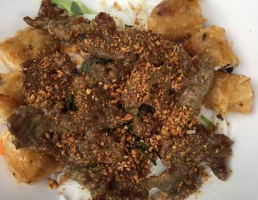 Koreanisches Feuerfleisch mit Gemüse-Glasnudeln Koreanisches Feuerfleisch mit Gemüse-Glasnudeln