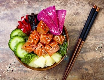 Poke Bowl mit Lachs, Ananas und Chioggia-Rübe Poke Bowl mit Lachs, Ananas und Chioggia-Rübe