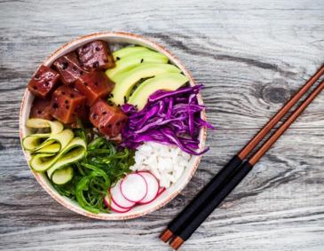 Poke Bowl mit Thunfisch, Rotkraut und Algen Poke Bowl mit Thunfisch, Rotkraut und Algen