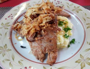 Leber mit Zwiebel und Apfelspalten Leber mit Zwiebel und Apfelspalten
