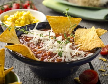 Mexikanische Suppe mit Tortilla-Chips Mexikanische Suppe mit Tortilla-Chips