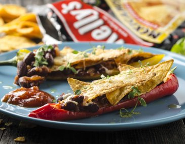 Gefüllte Paprika mit Käferbohnen und Tortilla-Chips Gefüllte Paprika mit Käferbohnen und Tortilla-Chips