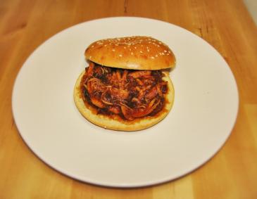 Burger mit gezupftem Huhn und BBQ Sauce Burger mit gezupftem Huhn und BBQ Sauce