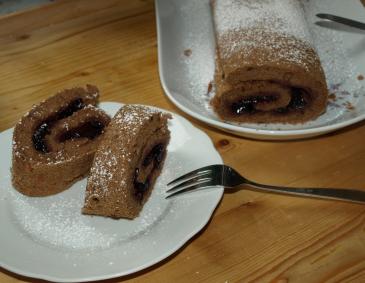 Schokoroulade aus Vollkorndinkelmehl Schokoroulade aus Vollkorndinkelmehl