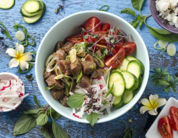 Poke Bowl mit Beef, Zucchini und Tomate Poke Bowl mit Beef, Zucchini und Tomate