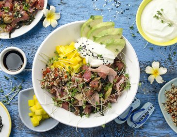 Poke Bowl mit Thunfisch, Mango und Wasabi-Joghurt Poke Bowl mit Thunfisch, Mango und Wasabi-Joghurt