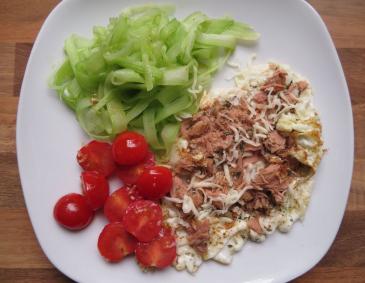 Weißes Rührei mit Thunfisch und Sellerienudeln Weißes Rührei mit Thunfisch und Sellerienudeln