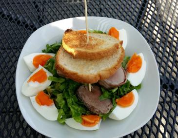 Schweinsfilet auf Blattsalat Schweinsfilet auf Blattsalat