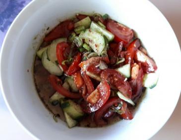 Tomaten-Gurkensalat mit Kernöl Tomaten-Gurkensalat mit Kernöl