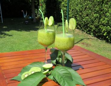 Champagner mit Kiwi und Kiwano Champagner mit Kiwi und Kiwano