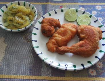 Wiener Backhuhn mit lauwarmem Erdäpfelsalat Wiener Backhuhn mit lauwarmem Erdäpfelsalat