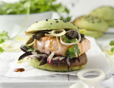 Lachs-Burger mit Pilzen und Asia-BBQ-Sauce Lachs-Burger mit Pilzen und Asia-BBQ-Sauce