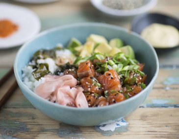 Poke Bowl mit Lachs, Avocado und Frühlingszwiebel Poke Bowl mit Lachs, Avocado und Frühlingszwiebel