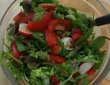 Gemischter Salat mit Erdbeeren, Granatapfel und Pfirsich Gemischter Salat mit Erdbeeren, Granatapfel und Pfirsich