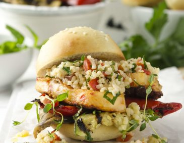 Halloumi-Burger mit Grillgemüse und Tabouleh Halloumi-Burger mit Grillgemüse und Tabouleh