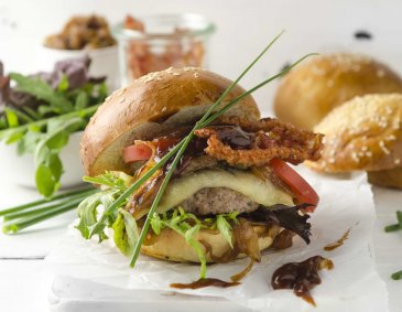 Cheeseburger mit karamellisierten Zwiebeln Cheeseburger mit karamellisierten Zwiebeln