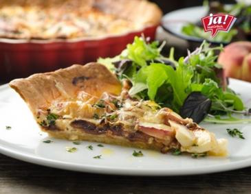 Pfirsich-Almwirtskäse-Tarte mit karamellisierten Schalotten Pfirsich-Almwirtskäse-Tarte mit karamellisierten Schalotten