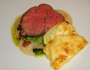 Rindsfilet in Burgunder-Schalotten-Butter mit Erdäpfelgratin Rindsfilet in Burgunder-Schalotten-Butter mit Erdäpfelgratin