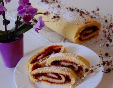 Biskuitroulade mit Schokoladencreme Biskuitroulade mit Schokoladencreme