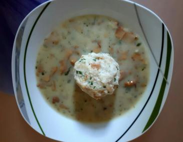 Eierschwammerlsauce mit Semmelknödel Eierschwammerlsauce mit Semmelknödel