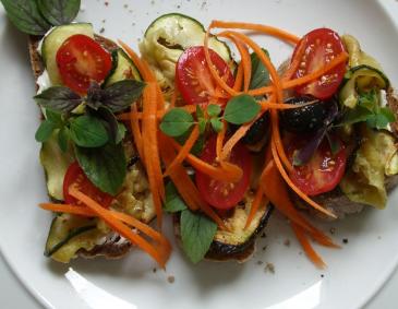 Knusprige Bruschetta mit marinierten Küchenkräuter-Zucchini Knusprige Bruschetta mit marinierten Küchenkräuter-Zucchini