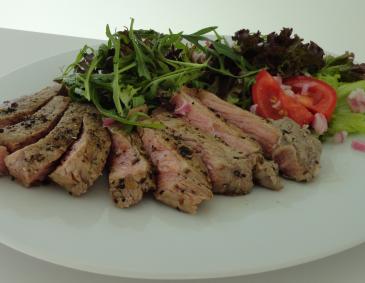 Salat mit Roastbeef, Rucola und Kräutern Salat mit Roastbeef, Rucola und Kräutern