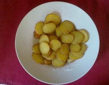 Kartoffelchips aus der Heißluftfriteuse Kartoffelchips aus der Heißluftfriteuse
