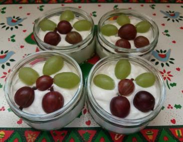 Ricottacreme mit Weintrauben und Stachelbeeren Ricottacreme mit Weintrauben und Stachelbeeren
